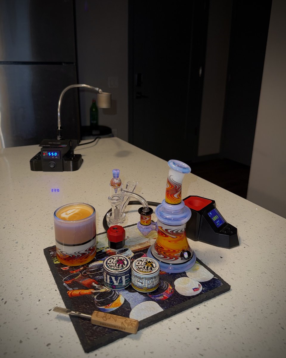 sinsemillaville's tweet image. anyone else or just me? 🤷‍♂️🍯☕