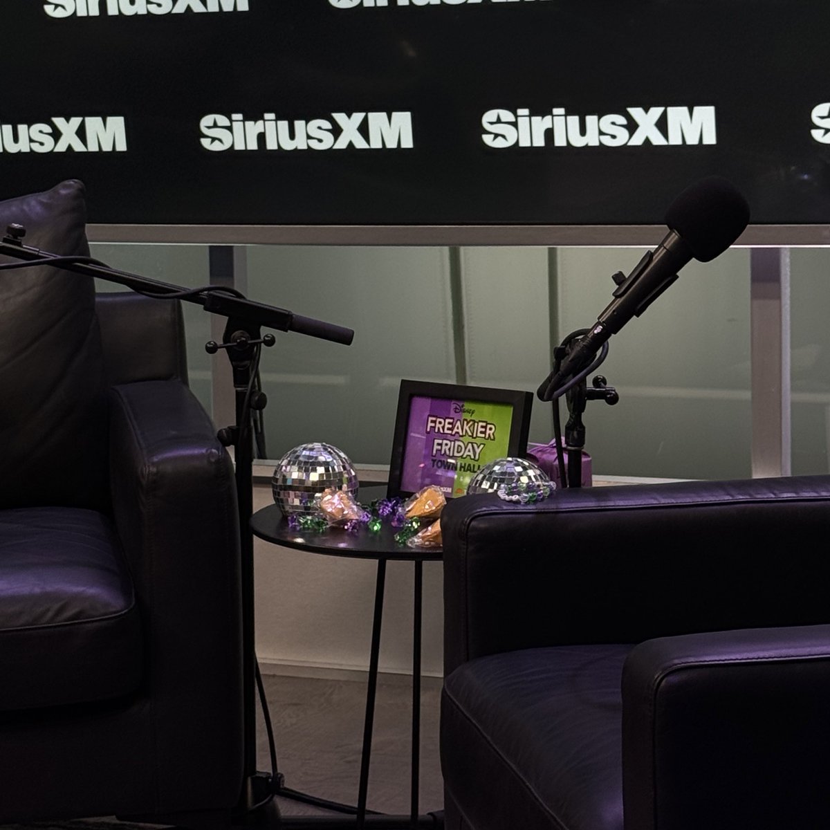 andrewnucatola's tweet image. Kicked off my morning with Lindsay Lohan, Jamie Lee Curtis, Julia Butters, and Sophia Hammons at the Freakier Friday Town Hall at @SIRIUSXM 馃挏馃幐馃馃徏馃挌