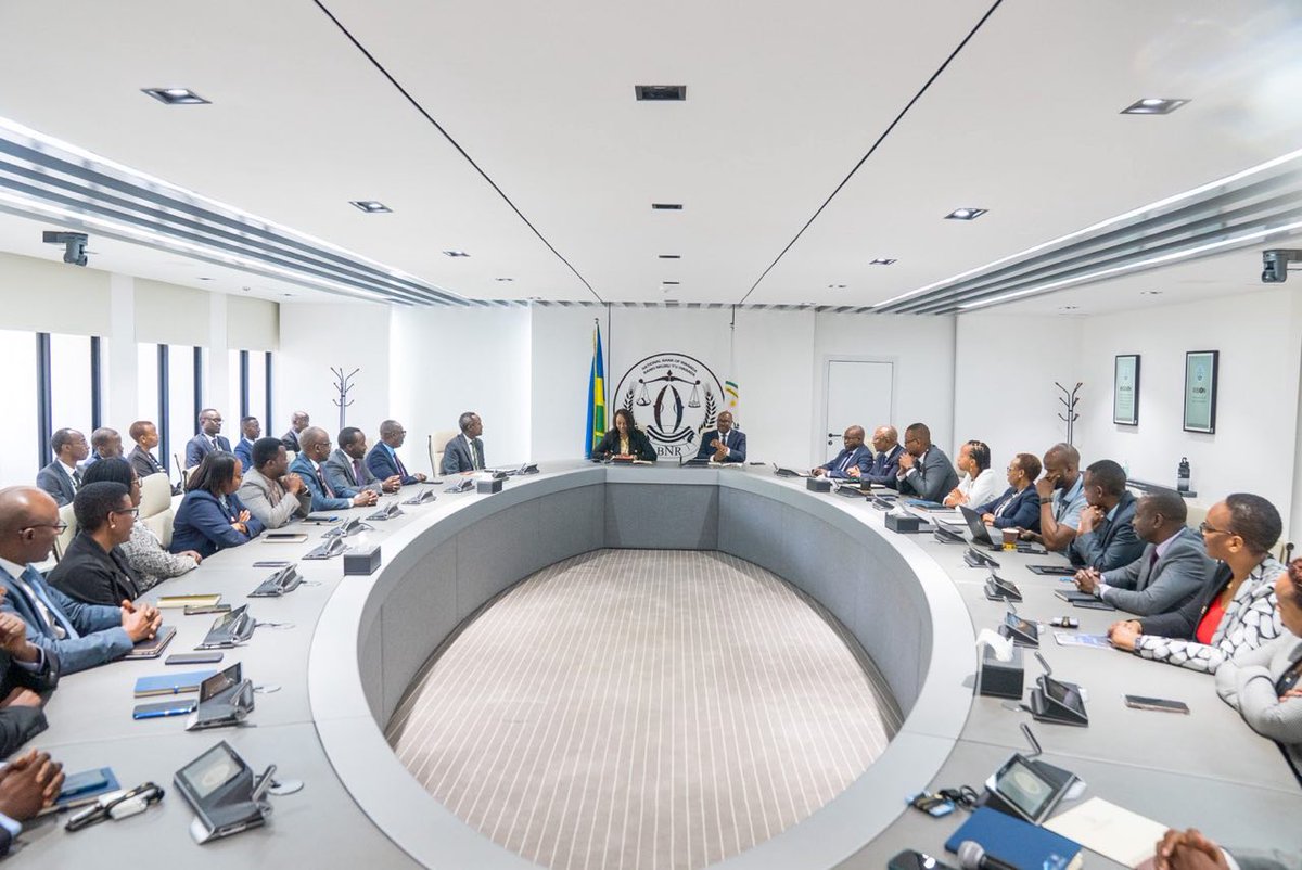 RWANDA : Le népotisme rwandais en une image : #BertrandNdengeyingoma.
 
Alors que tous les membres du Conseil d’administration de la Banque nationale (BNR) sont en costume cravate, concentrés sur les propos du gouverneur et du vice-gouverneur, récemment nommé Premier ministre,