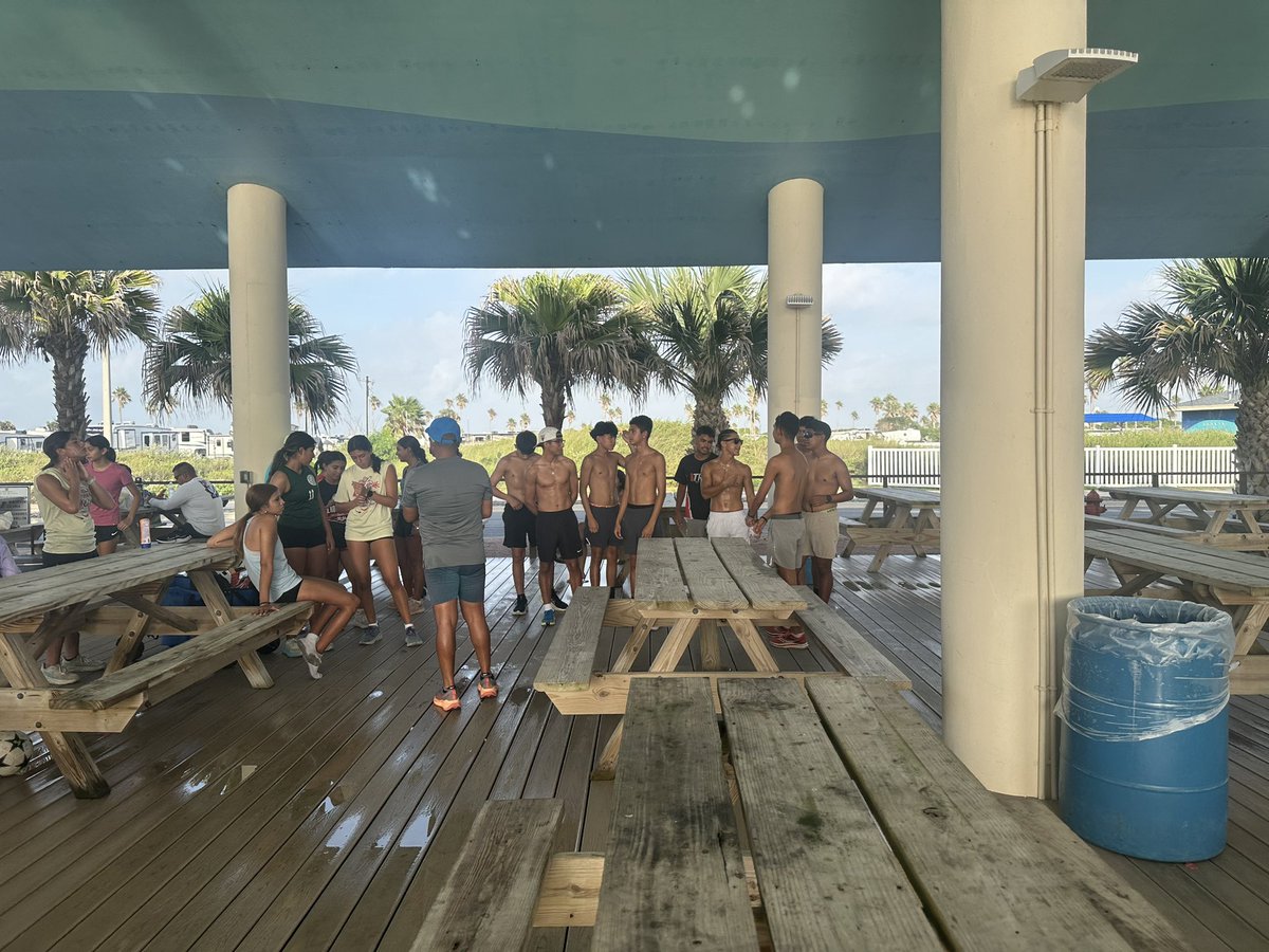 HHS TrackXC (@htrackxc) on Twitter photo Annual Summer Beach Day!!!  😎🏃🏽♀️➡️🏃🏽♂️➡️ Annual Summer Beach Day!!!  😎🏃🏽♀️➡️🏃🏽♂️➡️