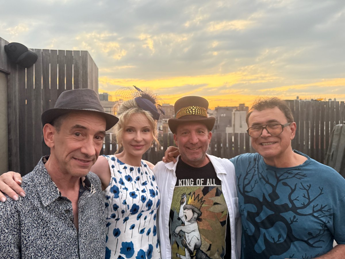 SandraNavidi's tweet image. Among intellectual giants: At Jim Clark’s “must-wear-a-hat” birthday party at Nouriel Roubini’s fabulous loft in Manhattan with an array of amazing performers. Best party ever! Here with Douglas @Rushkoff, Jim and @Nouriel
Mehr zu der wirtschaflichen, politischen und…