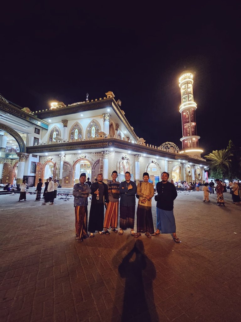 aradiay_'s tweet photo. Wisata rohani mawon kaleh tetanggi, InsyaAlloh mbenjang ten Mbah Hamid Pasuruan, Bismillah #tawassul #Bangkalan #MbahKholilalBangkalani #SyaikhonaKholilalBangkalani #Ziarah https://t.co/Epvv7RrYE3