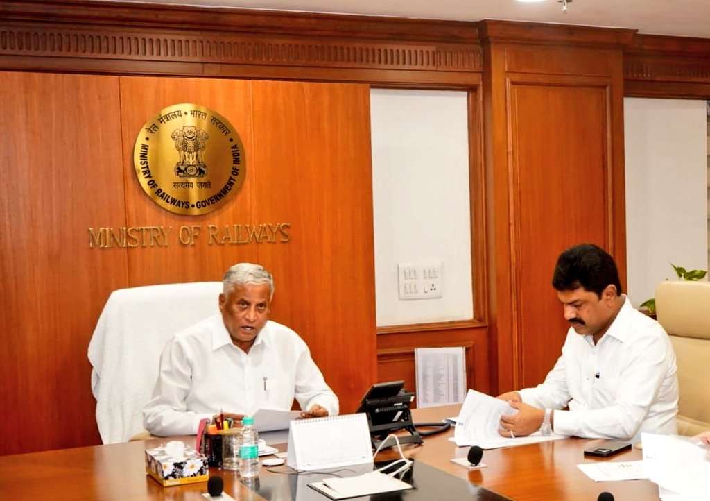 ಕೇಂದ್ರ ರಾಜ್ಯ ರೈಲ್ವೆ ಖಾತೆ ಸಚಿವರಾದ ಶ್ರೀ ವಿ. ಸೋಮಣ್ಣ ಅವರನ್ನು ಭೇಟಿಯಾಗಿ ವಾರಕ್ಕೊಮ್ಮೆ ಇರುವ ರೈಲು ಸಂಖ್ಯೆ 10215/10216 ರೈಲನ್ನು ಮೂಕಾಂಬಿಕಾ ಎಕ್ಸ್ ಪ್ರೆಸ್ ಎಂದು ನಾಮಕರಣ ಮಾಡಿ ದಿನಂಪ್ರತಿ ಸೇವೆ ನೀಡುವಂತೆ ಮನವಿ ಮಾಡಲಾಯಿತು.

ಇದರೊಂದಿಗೆ ಬೈಂದೂರು ವಿಧಾನಸಭಾ ಕ್ಷೇತ್ರದ ಮೂಕಾಂಬಿಕಾ ರೋಡ್ ರೈಲ್ವೆ ನಿಲ್ದಾಣದಲ್ಲಿ ಪ್ರಯಾಣಿಕರ