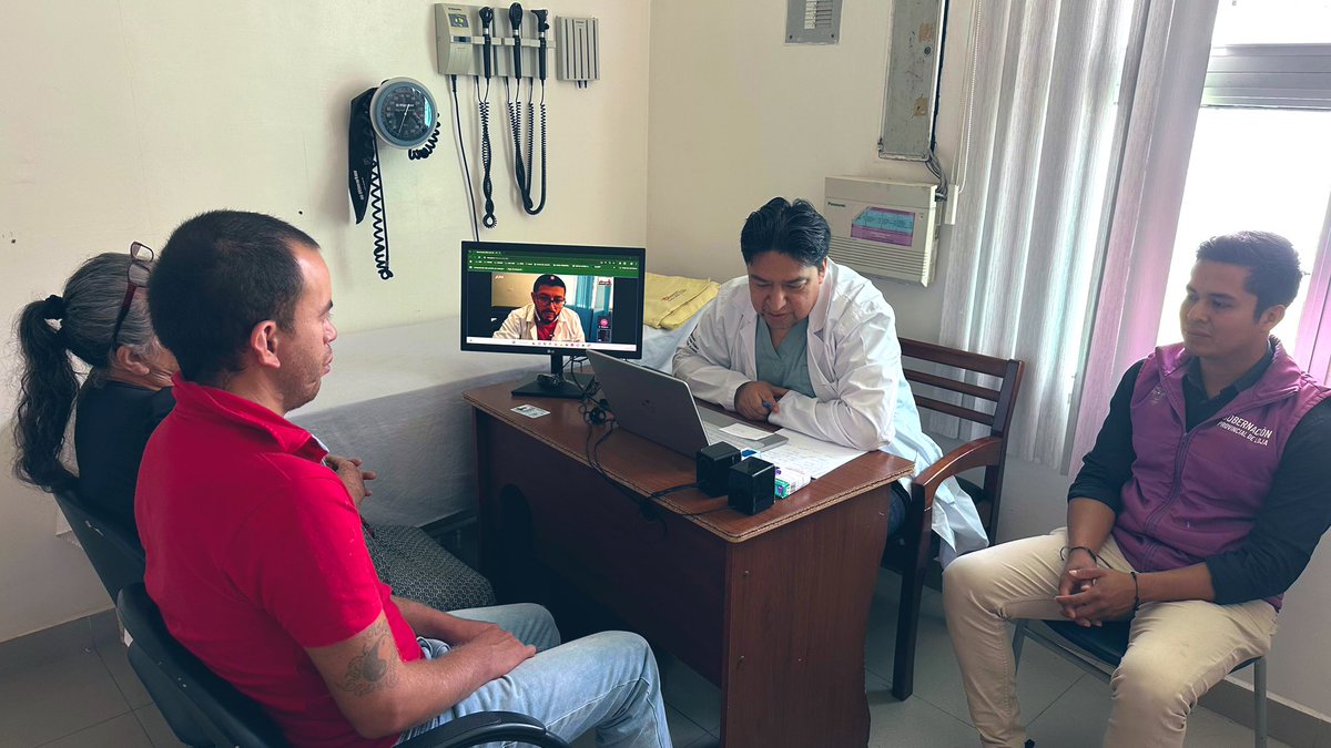 HIAyoraLoja's tweet photo. #ElNuevoEcuador | 💻 La tecnología al servicio de la vida con calidez y equidad. 

Con compromiso y coordinación, el Hospital Básico de Alamor, junto al @HIAyoraLoja, inicia el pilotaje de atenciones telemáticas, acercando la salud a quienes más lo necesitan. https://t.co/AN6sbgpIja