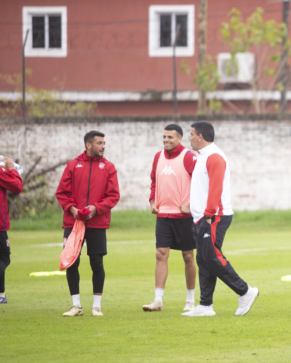CASMOficial's tweet image. 🔴⚪ #PrimeraNacional
💪 Campodónico, día 1
El nuevo DT de San Martín dirigió la práctica de este lunes al mando del equipo.
⚽ #VamosCiudadela