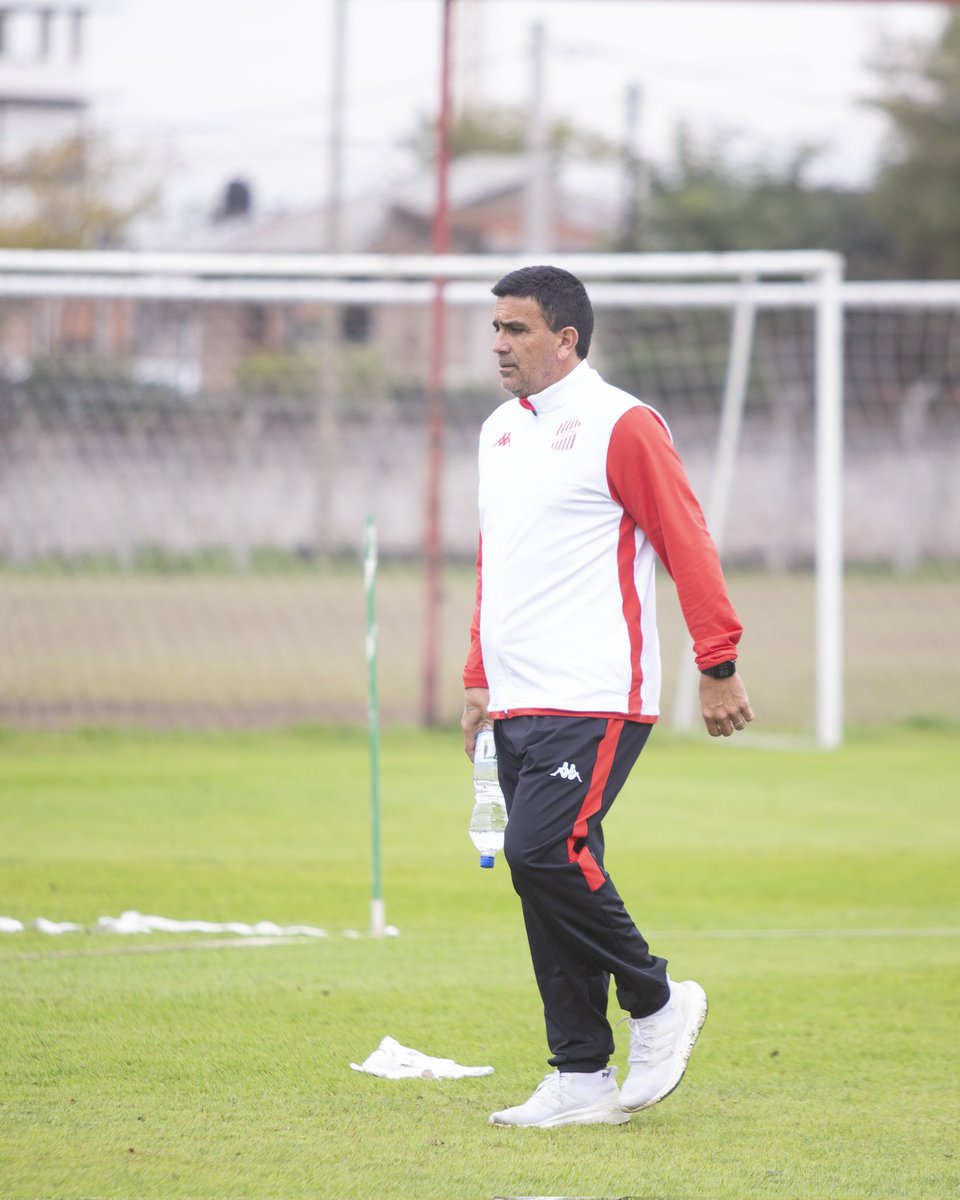 CASMOficial's tweet image. 🔴⚪ #PrimeraNacional
💪 Campodónico, día 1
El nuevo DT de San Martín dirigió la práctica de este lunes al mando del equipo.
⚽ #VamosCiudadela