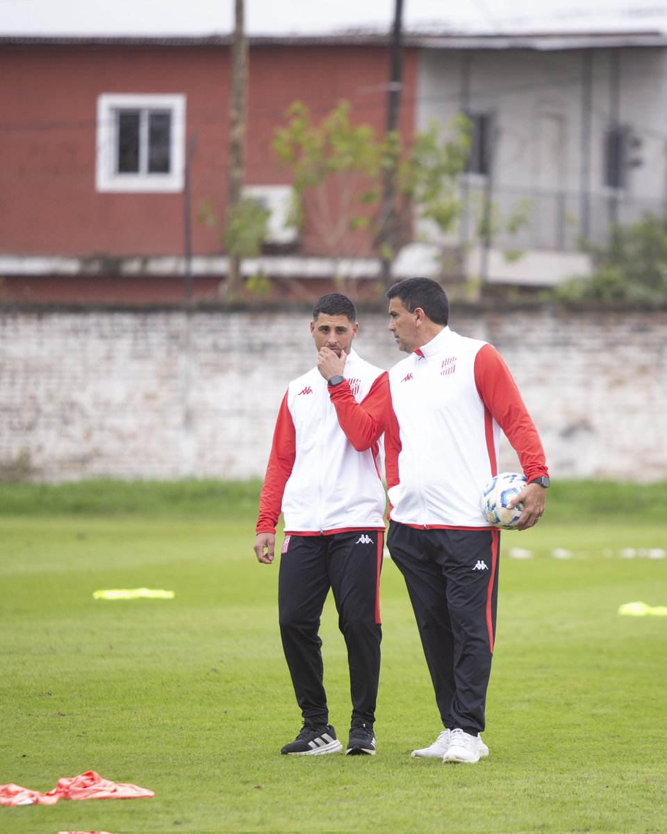 CASMOficial's tweet image. 🔴⚪ #PrimeraNacional
💪 Campodónico, día 1
El nuevo DT de San Martín dirigió la práctica de este lunes al mando del equipo.
⚽ #VamosCiudadela