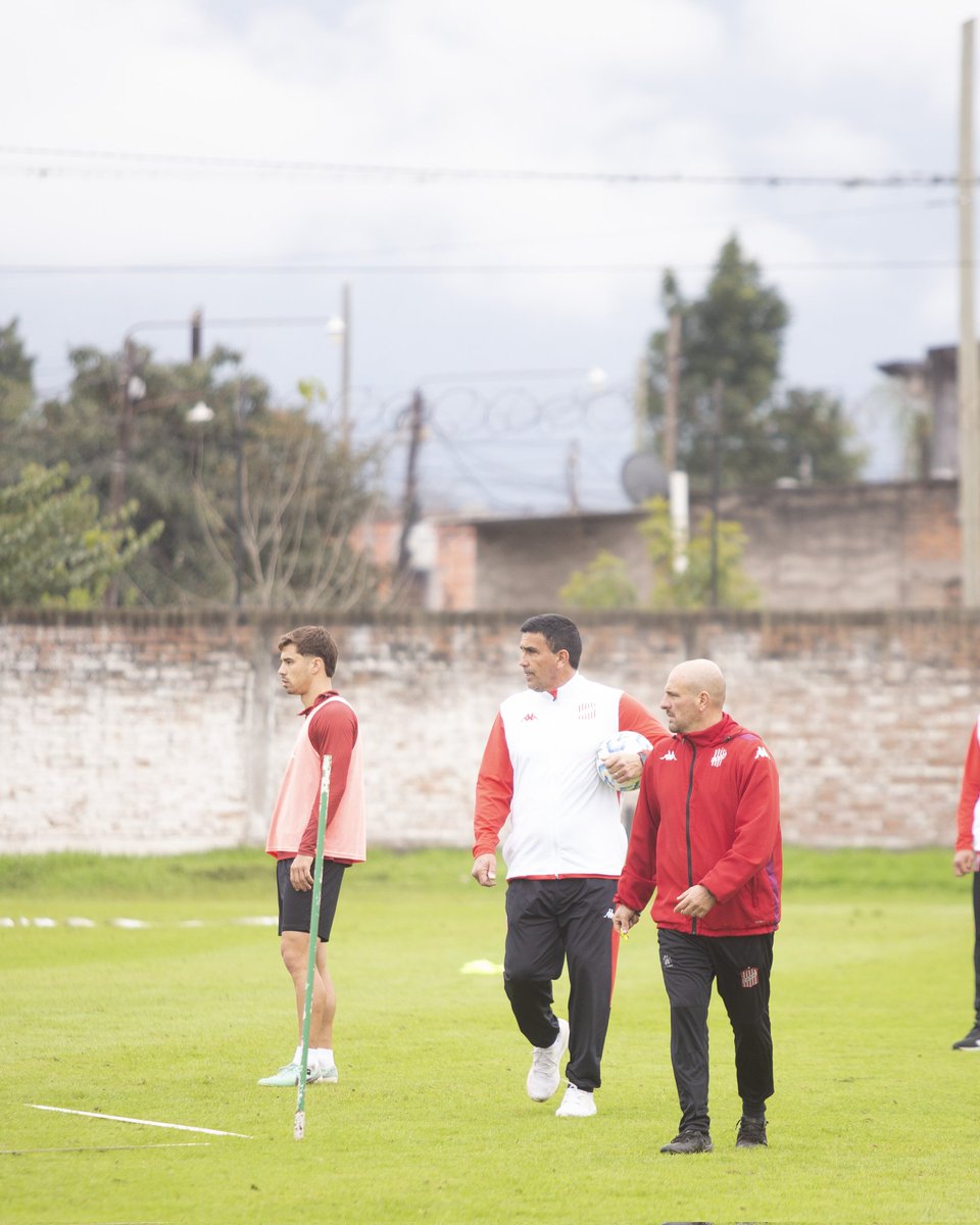 CASMOficial's tweet image. 🔴⚪ #PrimeraNacional
💪 Campodónico, día 1
El nuevo DT de San Martín dirigió la práctica de este lunes al mando del equipo.
⚽ #VamosCiudadela