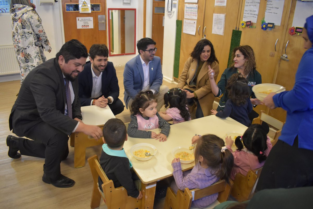DPRMagallanes's tweet image. 🎉 Hoy visitamos el Jardín Infantil Caperucita Roja, el más antiguo de la región, que celebra su 50° aniversario. 🏫💖
Y lo hicimos con una gran noticia: ¡Aprobamos la Ley de Modernización de la Educación Parvularia! 📚✨
👶 Todo por una educación inicial más justa y equitativa.