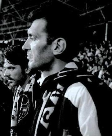 Kabataş Erkek Lisesi,
İstanbul Üniversitesi Edebiyat Fakültesi. 
Van'da ve Ankara'da öğretmenlik görevi...
İyi bir eğitim, kutsal bir meslek.
Fakat o kendisini tek bir cümleyle özetledi
'Benim adım Optik başkan' 10 bin  deplasmana gitim'
Mehmet Işıklar  
(Optik başkan) Rahmetle