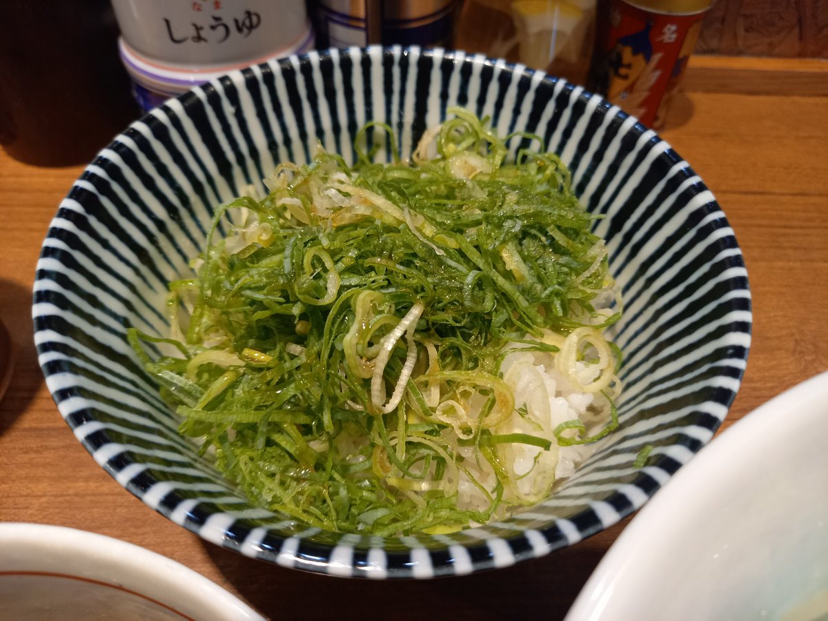 川越よしかわさん🌠昆布水つけ麺&amp;九条ネギめし💡昆布水は暑いときは良い感じ💮レモン酢&amp;黒七味もうれしい🙆ラスト九条ネギに昆布水とつけ汁投入して〆👏ごちそうさまです☺