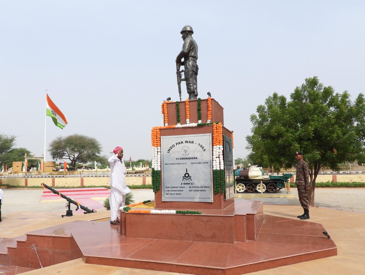 KonarkCorps's tweet image. “Laungewala to Kargil : Courage Carved in Time”

‘Kargil War #Veterans’ paid heartfelt homage &amp;amp; laid wreaths at the sacred ‘Battlefield of Laungewala’, honouring indomitable spirit &amp;amp; supreme sacrifice of #IndianArmy.

#KargilVijayDiwas2025
#BlackMaceBrigade

@adgpi
@IaSouthern