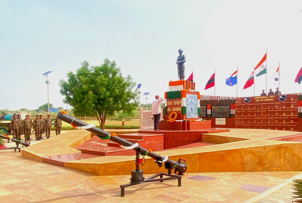 KonarkCorps's tweet image. “Laungewala to Kargil : Courage Carved in Time”

‘Kargil War #Veterans’ paid heartfelt homage &amp;amp; laid wreaths at the sacred ‘Battlefield of Laungewala’, honouring indomitable spirit &amp;amp; supreme sacrifice of #IndianArmy.

#KargilVijayDiwas2025
#BlackMaceBrigade

@adgpi
@IaSouthern
