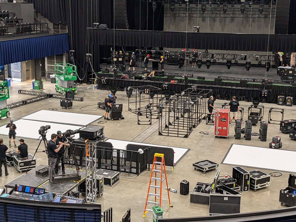 Laracon is streaming on YouTube tomorrow.

Getting ready...