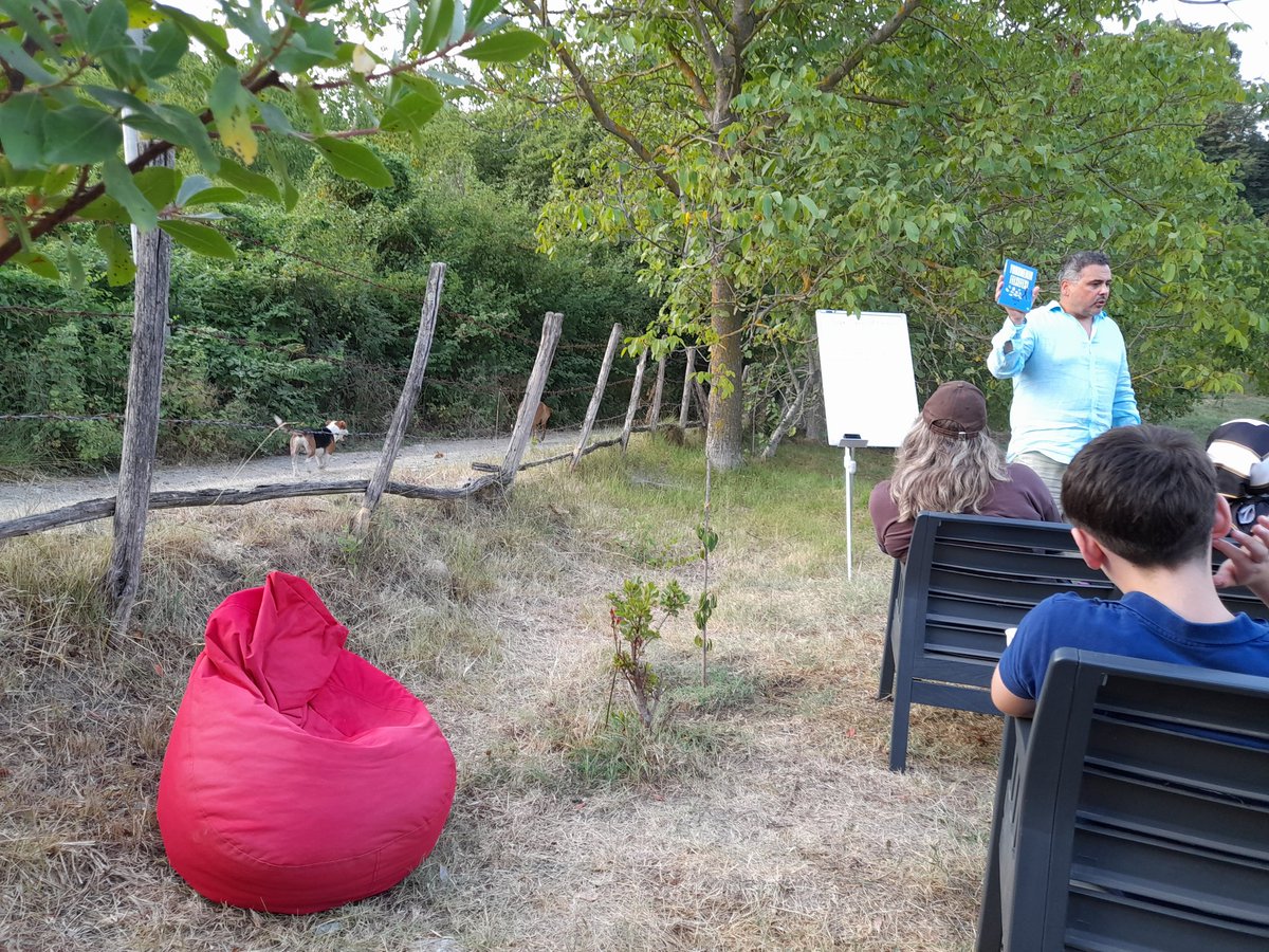 Yoldan geçen inekler ve köpekler, yanımızdan ayrılmayan kediler ve bir yerlerden gelen koyun çanları eşliğinde İlimbey Akademi'de Oğuz Şenses'i dinliyoruz.
Her şey fevkalâde.