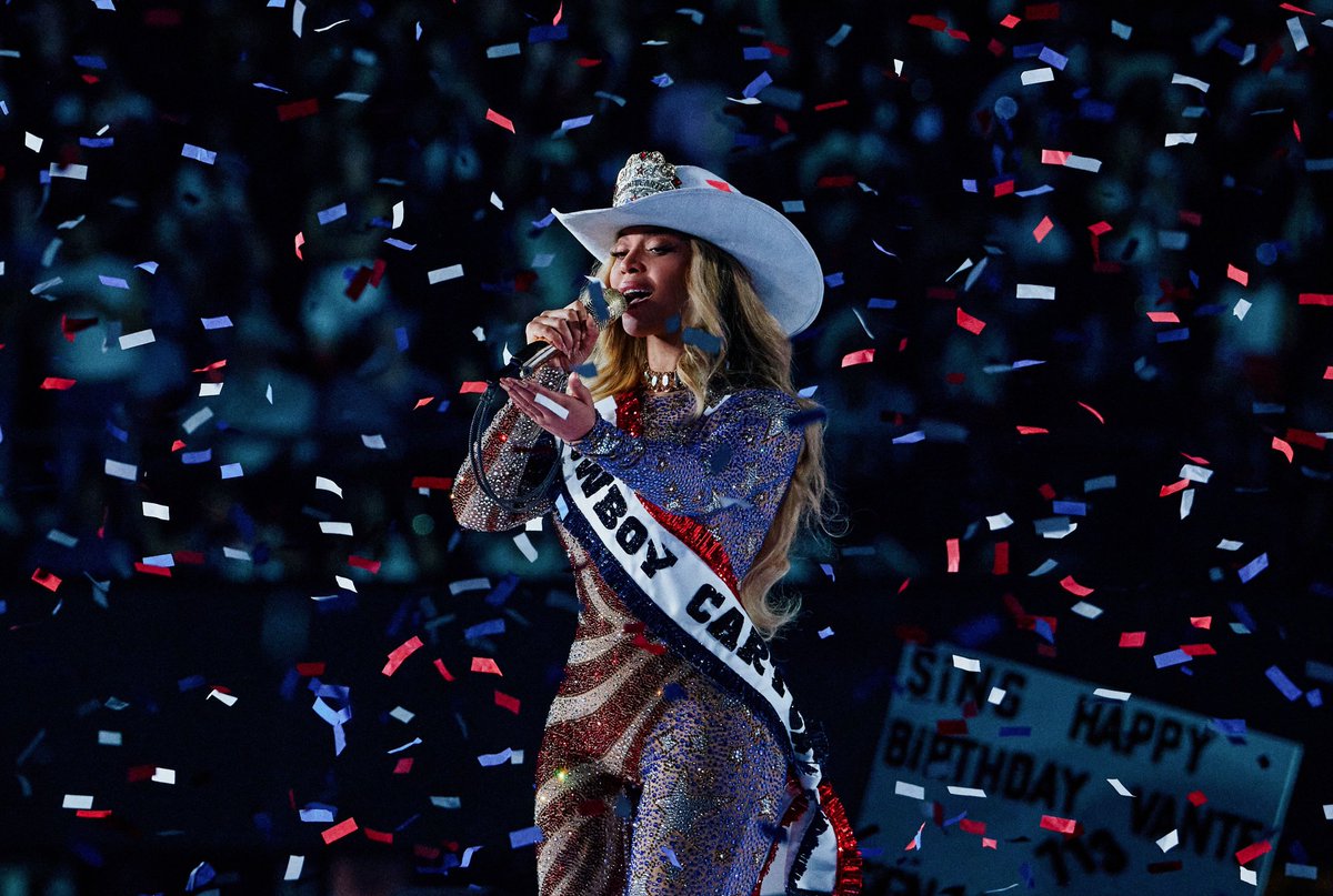 BeyPeru's tweet image. 🚨| Beyoncé rompe/iguala y extiende 47 records tras finalizar el #CowboyCarterTour.

— El tour recaudó 407M de dólares con 32 shows.
— Beyoncé llegó a la marca de 2B de dólares en recaudación general.
— Gira country más exitosa de la historia.