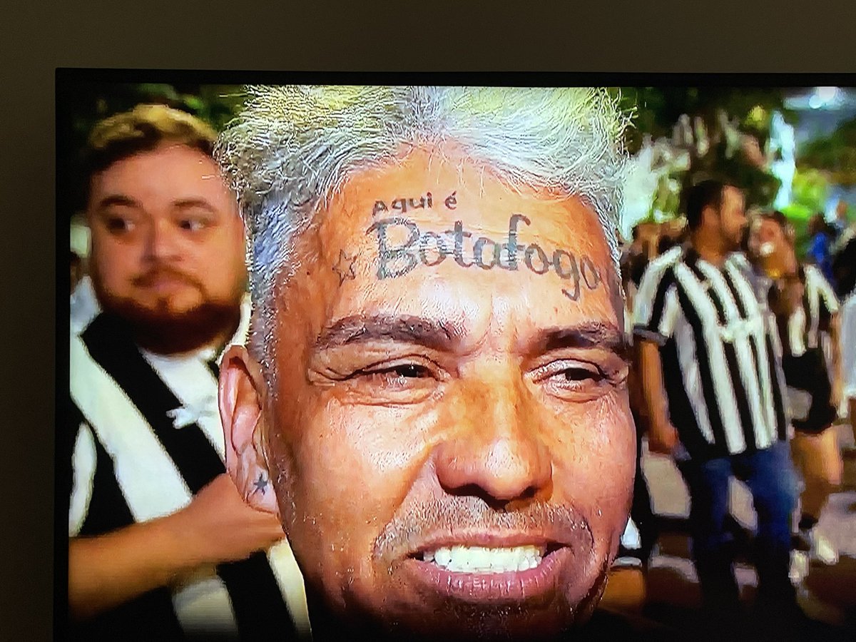 MarceloDunlop's tweet image. O fanático torcedor Amauri tatuou “Aqui é Botafogo” na lata.
O prefeito @eduardopaes bem podia dar uma força, e contratar o cara para ficar ali no @metro_rio sinalizando para os passageiros.