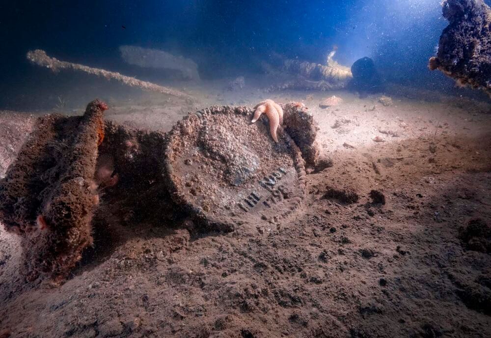 Marine_Experts's tweet image. 🔔 After 107 years beneath #ScapaFlow, the bell, badge, and tampion of HMS #Vanguard have been recovered, icons of one of #WWI’s deadliest naval disasters.

The relics will anchor a new memorial to the 843 men lost in 1917.

‣ maritime-executive.com/editorials/div…