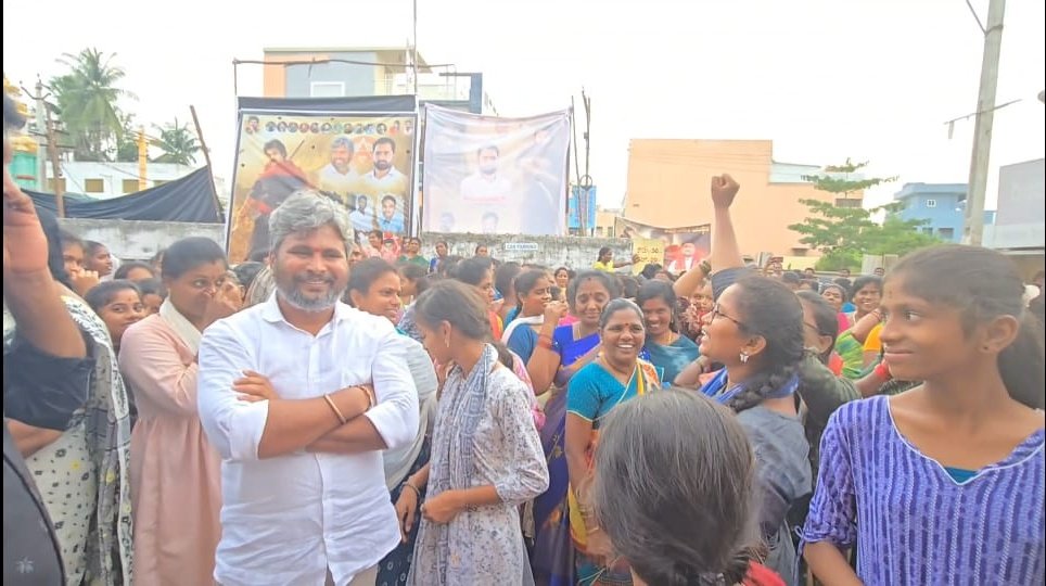 bolisetti_satya's tweet image. ఆమదాలవలసలో మహిళల కోసం ఉచితంగా హరిహర వీరమల్లు స్పెషల్ షో ఏర్పాటు చేసిన జనసేన నాయకుడు పేడాడ రామ్మోహన్ గారు
సనాతన ధర్మంపై అవగాహన పెంచే ఈ చిత్రాన్ని ఎంతో ఉత్సాహంగా చూసిన మహిళలు రామ్మోహన్ గారికి కృతజ్ఞతలు తెలిపారు.
సనాతన ధర్మంపై అవగాహన పెంచే ఈ చిత్రాన్ని ఎంతో ఉత్సాహంగా చూసిన…