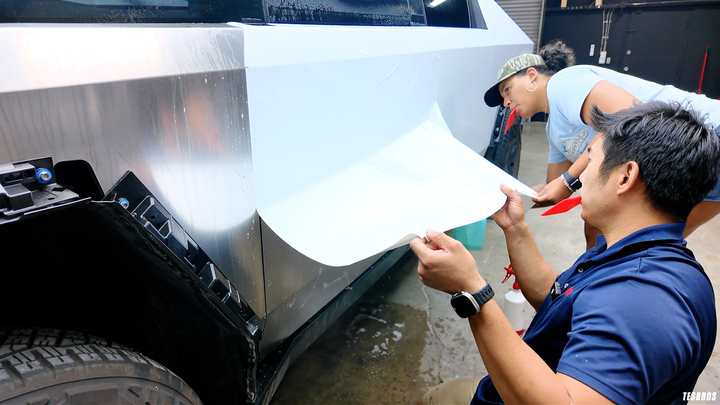 Are you even a wrapper if you don't hold your squeegee like this?