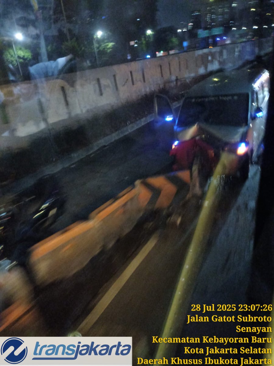 PT_Transjakarta's tweet image. #INFOTRANSJAKARTA | Koridor 9: Pinang Ranti - Pluit mengalami pengalihan rute dikarenakan adanya kendaraan pribadi menabrak separator di sekitar jalur MPR/DPR. Sementara arah Pluit tidak melayani di Halte Petamburan. Mohon maaf atas ketidaknyamanannya. #JAKI #PerluTahu #Koridor9