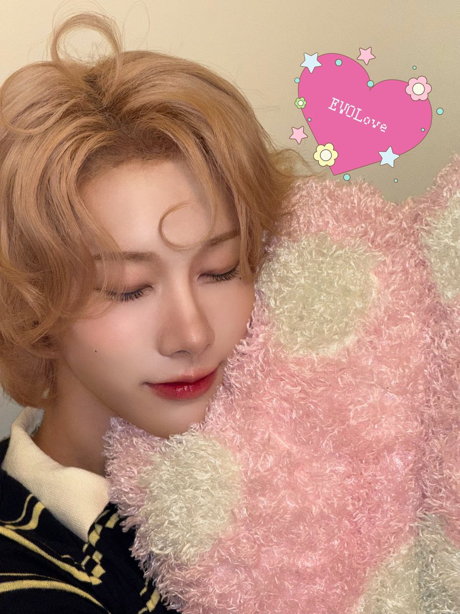 lixyaoi's tweet image. if she told me to do a backflip into a lake of acid and goo i’d do three and send her my love before succumbing to my fate