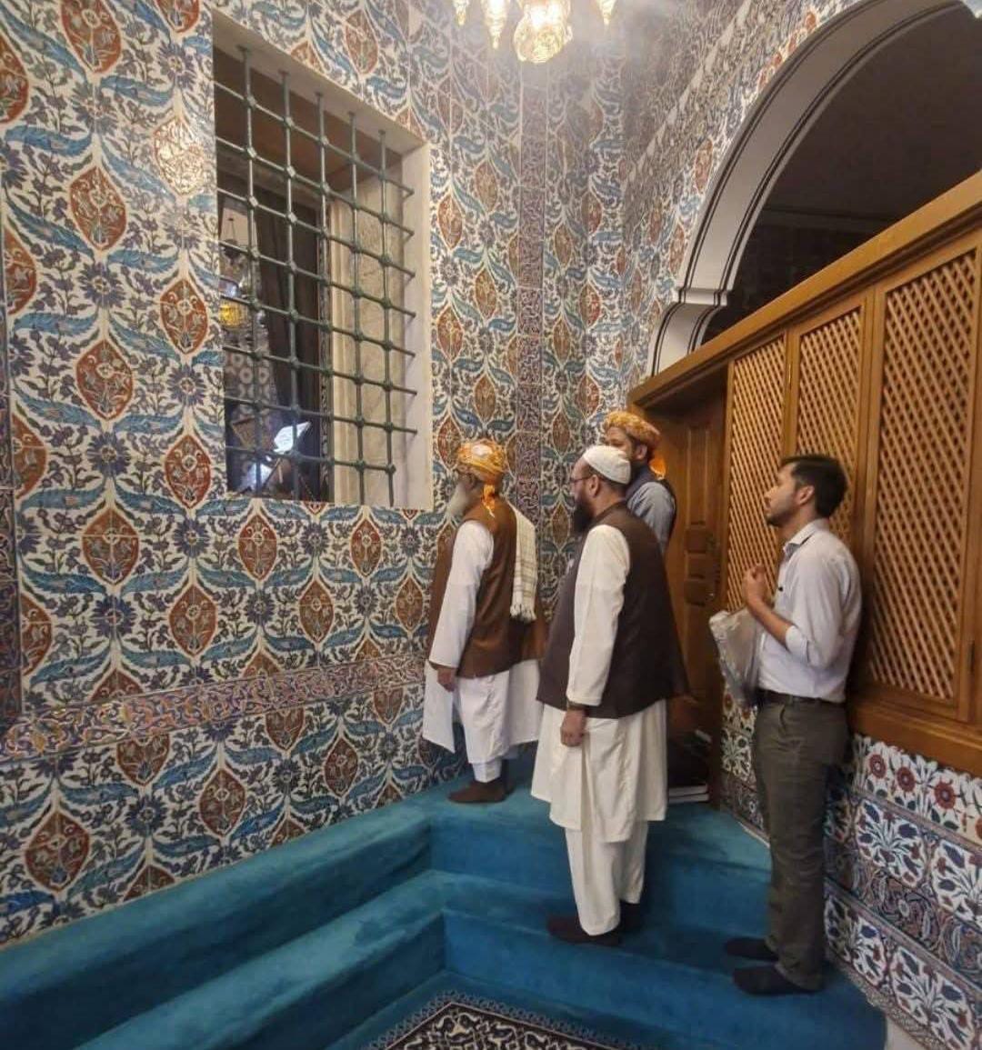 inaamJUI0's tweet image. قائدِ جمعیت مولانا فضل الرحمٰن صاحب کی ترکی میں صحابی رسول حضرت ابو ایوب انصاری رض کے مزار پر حاضری 
مولانا اس وقت ترکی کے دورے پر ہیں