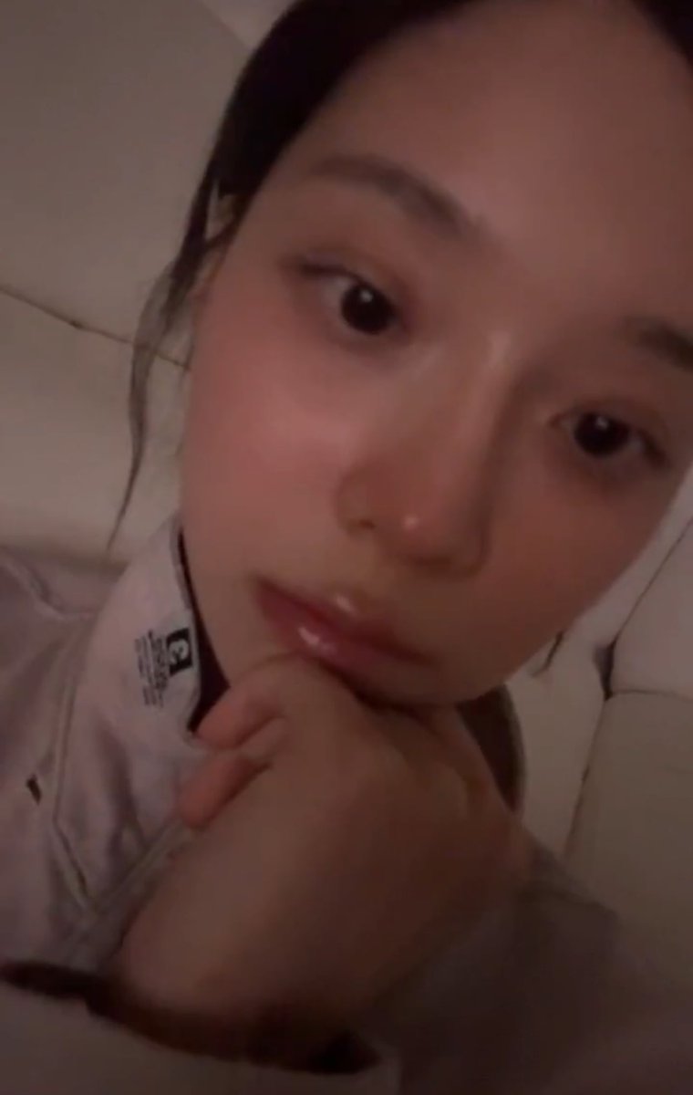 dreamofwntr's tweet image. I love seeing that live notification from minjeong she’s so cute