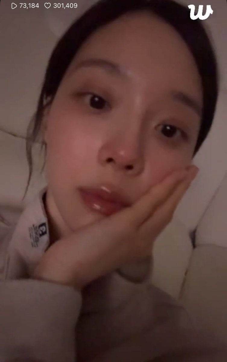 dreamofwntr's tweet image. I love seeing that live notification from minjeong she’s so cute