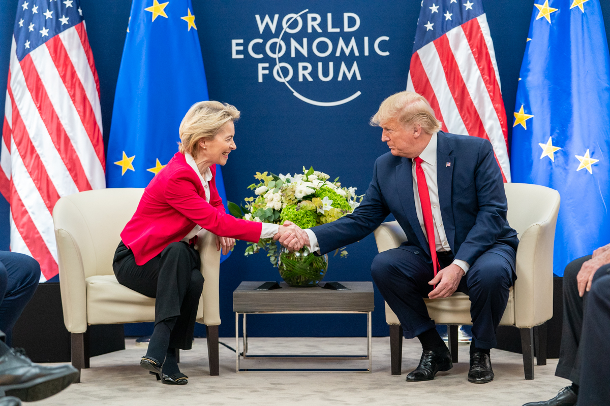 JournalFakir's tweet image. Scandale : l’Europe s’engage à acheter 750 milliards d’énergies fossiles américaines.
L’UE capitule face à Trump :
- 15 % de frais de douane vont être imposés aux produits européens sur le territoire américain,
- 0 % pour les produits américains sur le territoire européen.
Il…