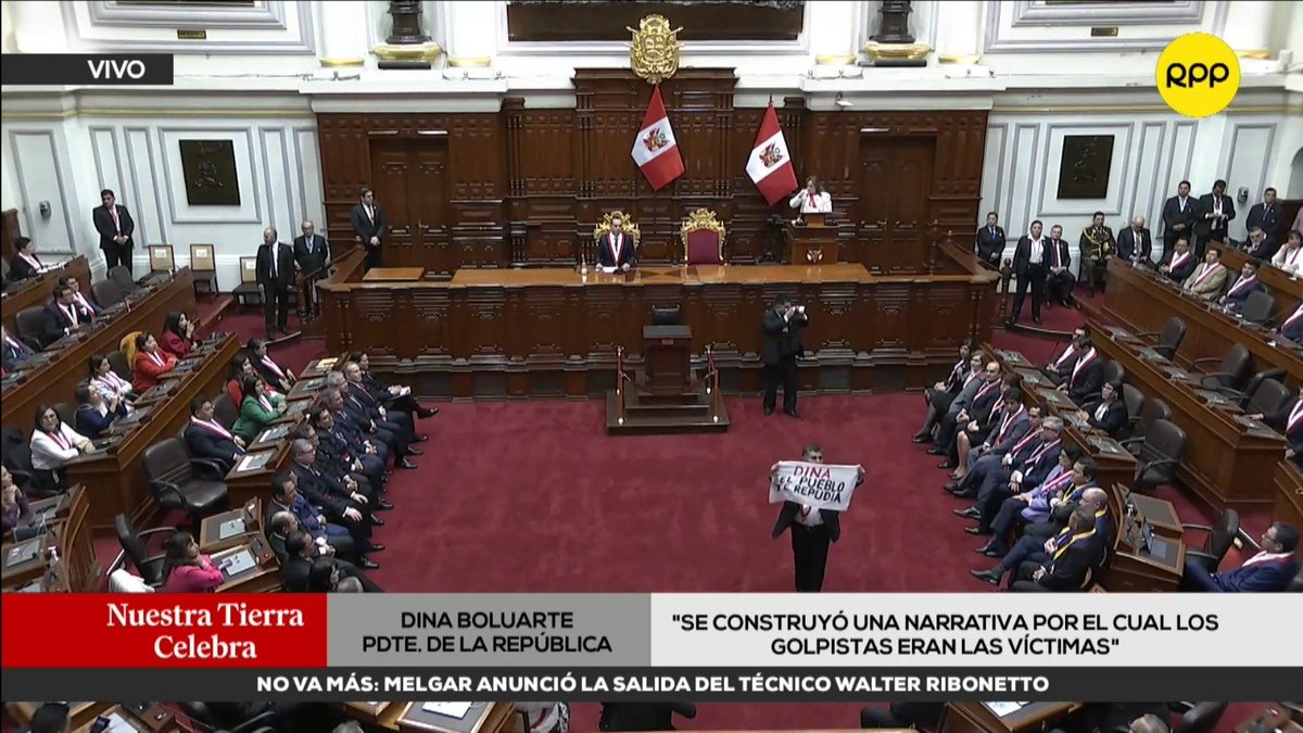 🔴 EN VIVO | Boluarte suspendió brevemente su mensaje luego de incidentes en el hemiciclo. Jaime Quito, congresista de la bancada Socialista, levantó un cartel en el centro del salón parlamentario con el texto:  "Dina el pueblo te repudia". Esta situación llevó a un llamado de