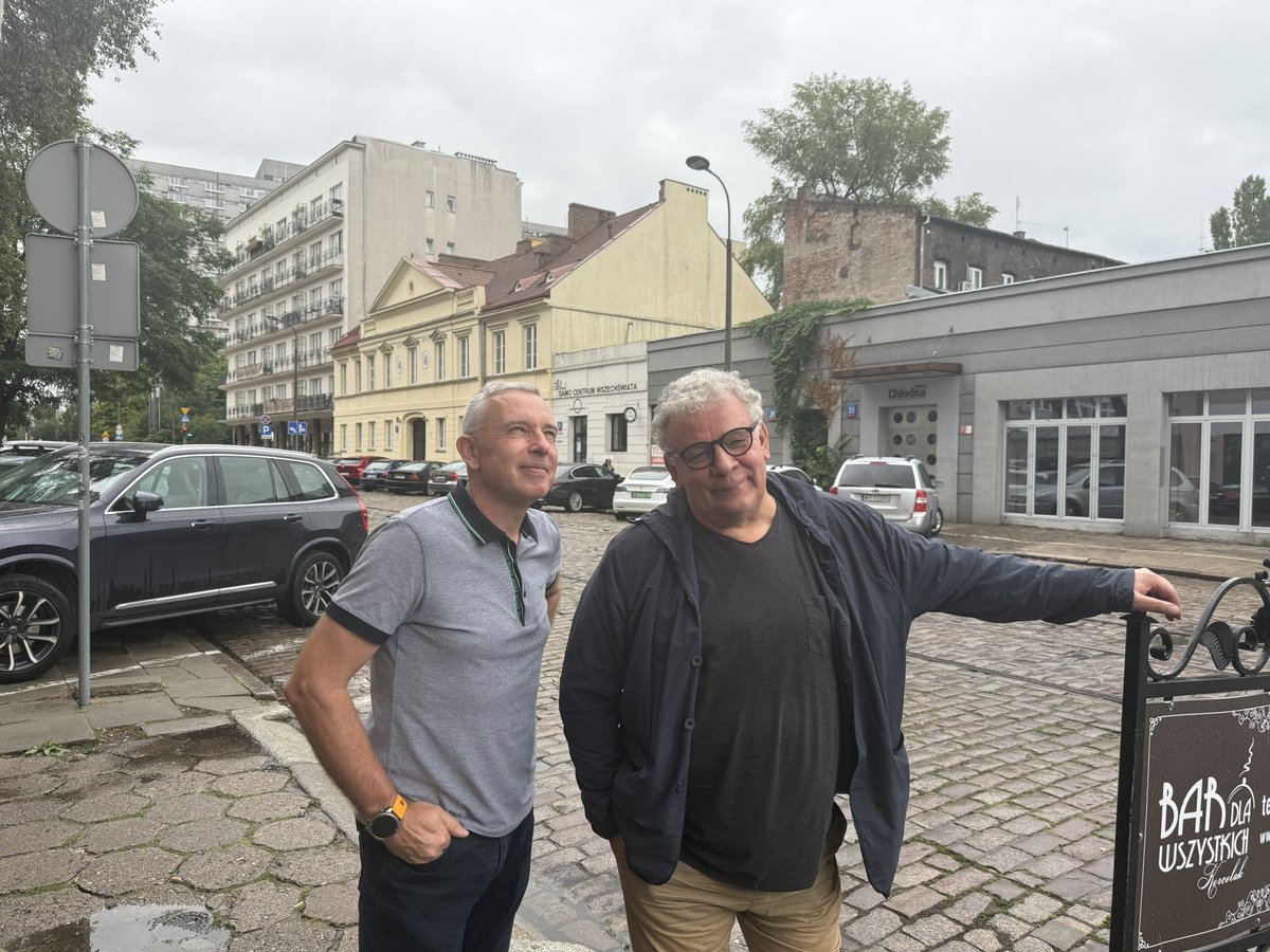 - Że też ten dwudziesty strzał mi nie wszedł w tym Turynie…
- Dzieciaku, ja się dziwię, że Ci te 19 poprzednich weszło…
<a href="/TomaJaro/">Tomasz Jaronski</a> <a href="/ToSikora/">Tomasz Sikora</a>