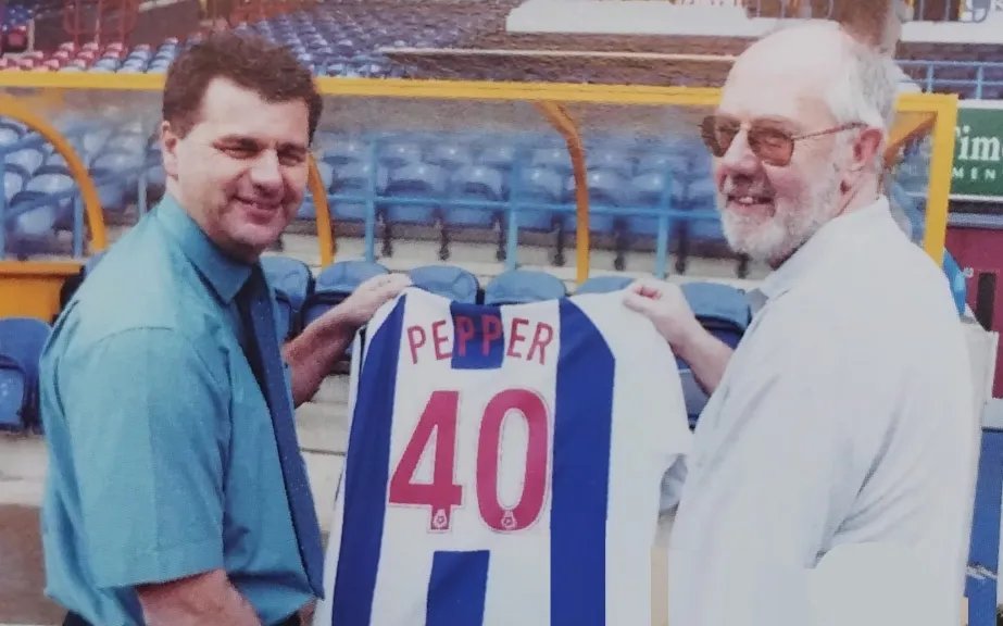 Leemorris__'s tweet image. In Jan 2003, with @htafc struggling, the club held an auction to raise funds. One prize was to become a registered player.
Bob Pepper won & joined the playing ranks.
He's spoken to @officialhtsa Heritage Project about his playing career & role in saving Town from extinction.