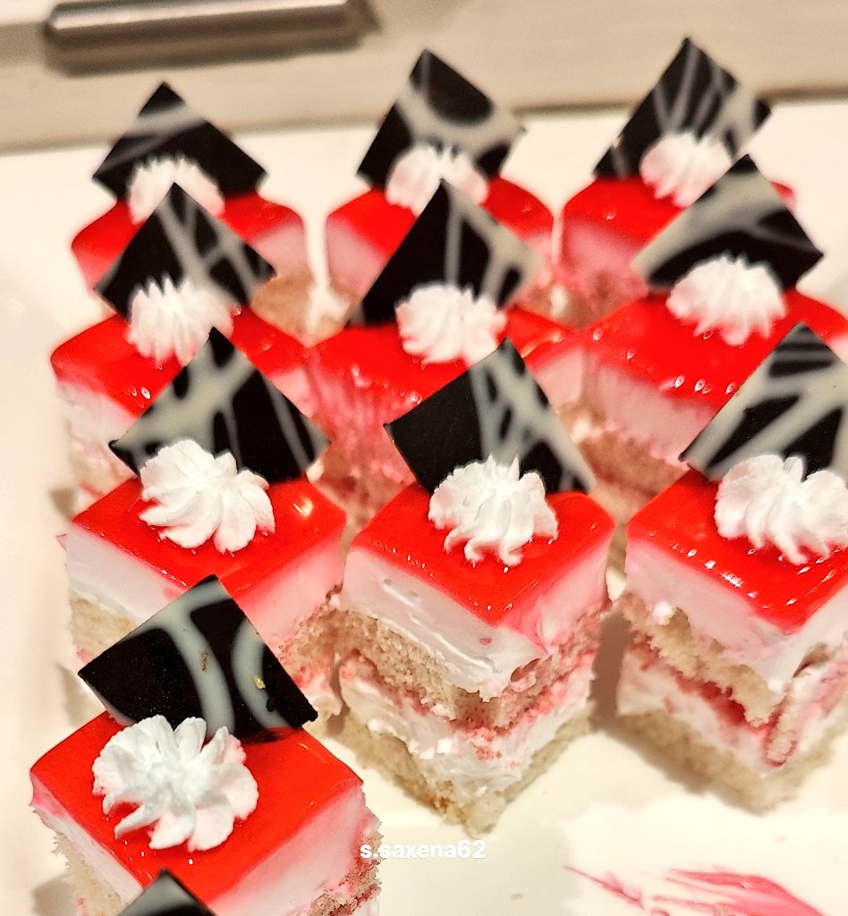 shalinisaxena6's tweet image. Strawberry 🍓 pastry and blueberry curd  dekh lo friends