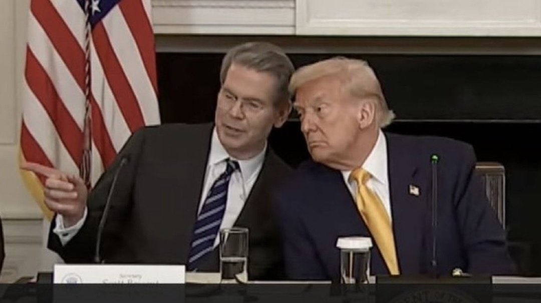 UncleOldFax's tweet image. “See that guy at the end? He’s been dumping on his investors longer than Sam Bankman, they’re calling him the Smart Con”
