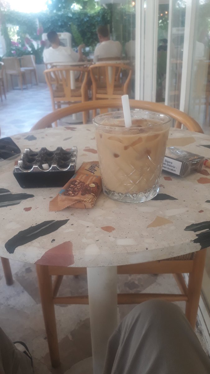 Mevsimler geçerken, temmuz gelir giderken
Çok istedim, yanımda sen yoktun
Yıllar binler olmuş, adaletin kaybolmuş
O yeşil gözlerinde ben yoktum