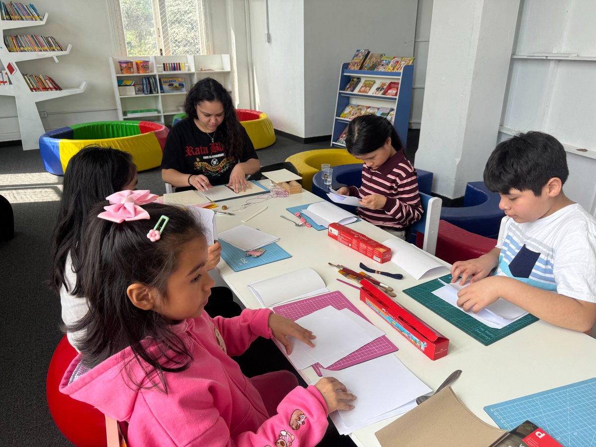 MuniLima's tweet image. Brindamos un taller de encuadernaci贸n creativa para los peque帽os
Los participantes les dieron vida a sus primeras historias a trav茅s del papel, la costura y la imaginaci贸n. Una experiencia que potenci贸 su creatividad desde el juego y el arte.
馃摳 Mira c贸mo fue este encuentro.