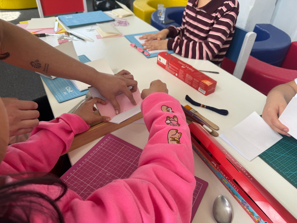 MuniLima's tweet image. Brindamos un taller de encuadernaci贸n creativa para los peque帽os
Los participantes les dieron vida a sus primeras historias a trav茅s del papel, la costura y la imaginaci贸n. Una experiencia que potenci贸 su creatividad desde el juego y el arte.
馃摳 Mira c贸mo fue este encuentro.