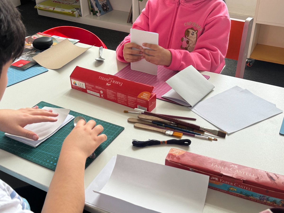 MuniLima's tweet image. Brindamos un taller de encuadernaci贸n creativa para los peque帽os
Los participantes les dieron vida a sus primeras historias a trav茅s del papel, la costura y la imaginaci贸n. Una experiencia que potenci贸 su creatividad desde el juego y el arte.
馃摳 Mira c贸mo fue este encuentro.