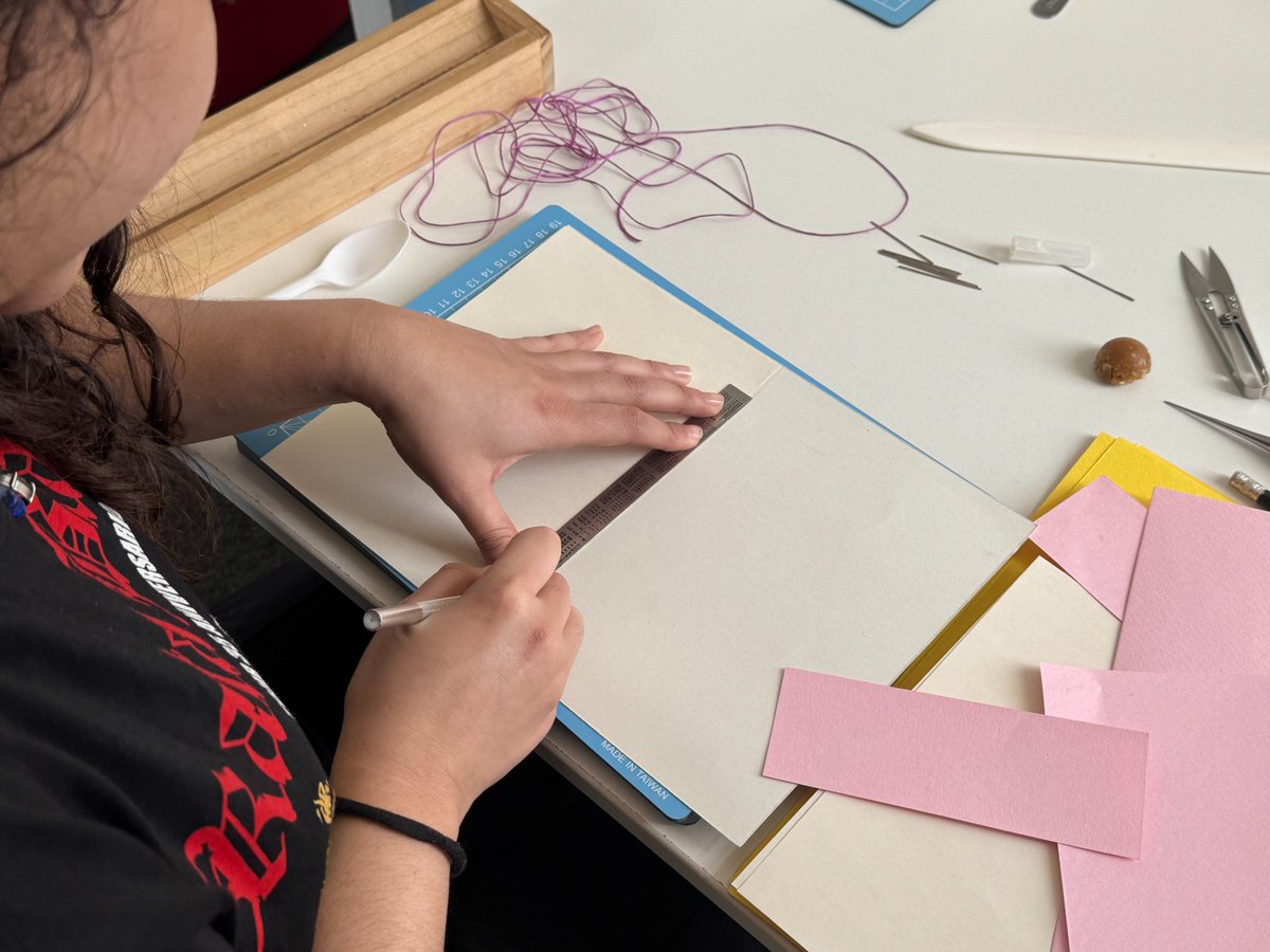 MuniLima's tweet image. Brindamos un taller de encuadernaci贸n creativa para los peque帽os
Los participantes les dieron vida a sus primeras historias a trav茅s del papel, la costura y la imaginaci贸n. Una experiencia que potenci贸 su creatividad desde el juego y el arte.
馃摳 Mira c贸mo fue este encuentro.