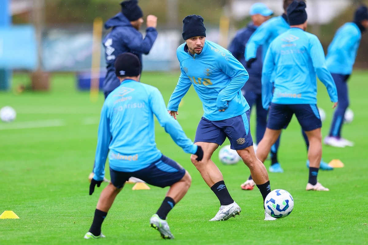 rdimortal's tweet image. RECUPERAÇÃO SURPREENDENTE
João Pedro, que tinha prazo de retorno previsto para setembro, treinou com bola hoje no CT Luiz Carvalho
O atleta pode retornar aos gramados já nos próximos jogos.
📸 Angelo Pieretti / Grêmio FBPA