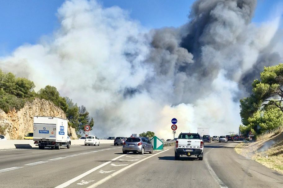 MadeMarseille's tweet image. 🔴 Un important incendie s’est déclaré cet après-midi au niveau de la commune des Pennes-Mirabeau. Les autorités demandent d’éviter d'emprunter les autoroutes A7 et A51.
© @La_Meteo_du_13