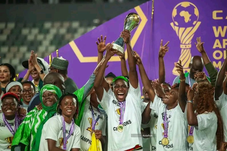 iReporteronline's tweet image. BREAKING: President Tinubu confers OON National Honours on Super Falcons players, crew. 

Tinubu also allocated a three-bedroom apartment each at the Renewed Hope Estate, $100,000 each to Super Falcons Players, and $50,000 to the technical crew.