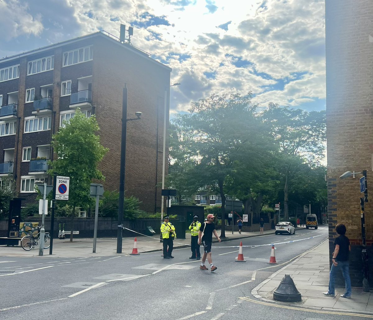 cathedralsdavid's tweet image. Long Lane closed off following a stabbing earlier today. Thoughts are with the victim. Hopefully not life changing or life threatening injuries.