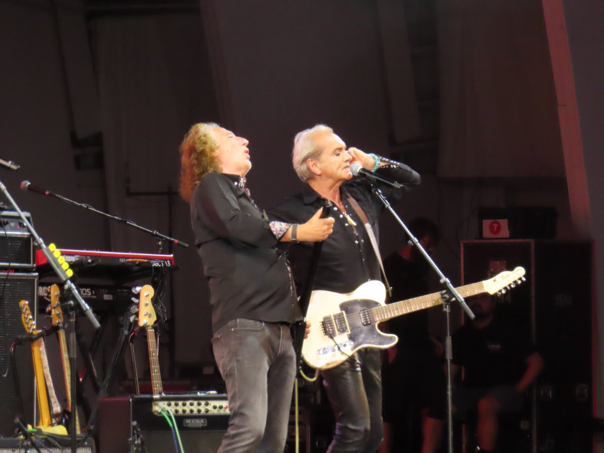 AlanToddWHS's tweet image. 🎵🎶And take your baby by the ears
And play upon her darkest fears🎶🎵
Wang Chung at Hollywood Bowl last night
@WangChungMusic @JackHues1 @HollywoodBowl #WangChung #livemusic #concert #concerts #iwantmy80s #iwantmy80stour