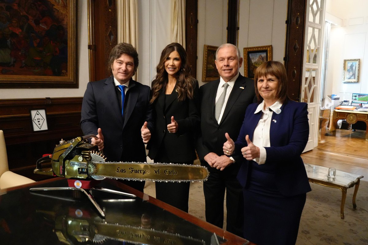 PatoBullrich's tweet photo. Con el Presidente @JMilei recibimos a Kristi Noem, Secretaria de Seguridad Nacional de los Estados Unidos.

Empezamos el camino para que los argentinos entren a EE.UU. sin visa.
Más libertad, más integración, más intercambio.

Y reforzamos la cooperación para identificar prófugos, combatir el narcotráfico y blindar nuestras fronteras.

Alianza estratégica con valores comunes.
Libertad, orden y seguridad.
