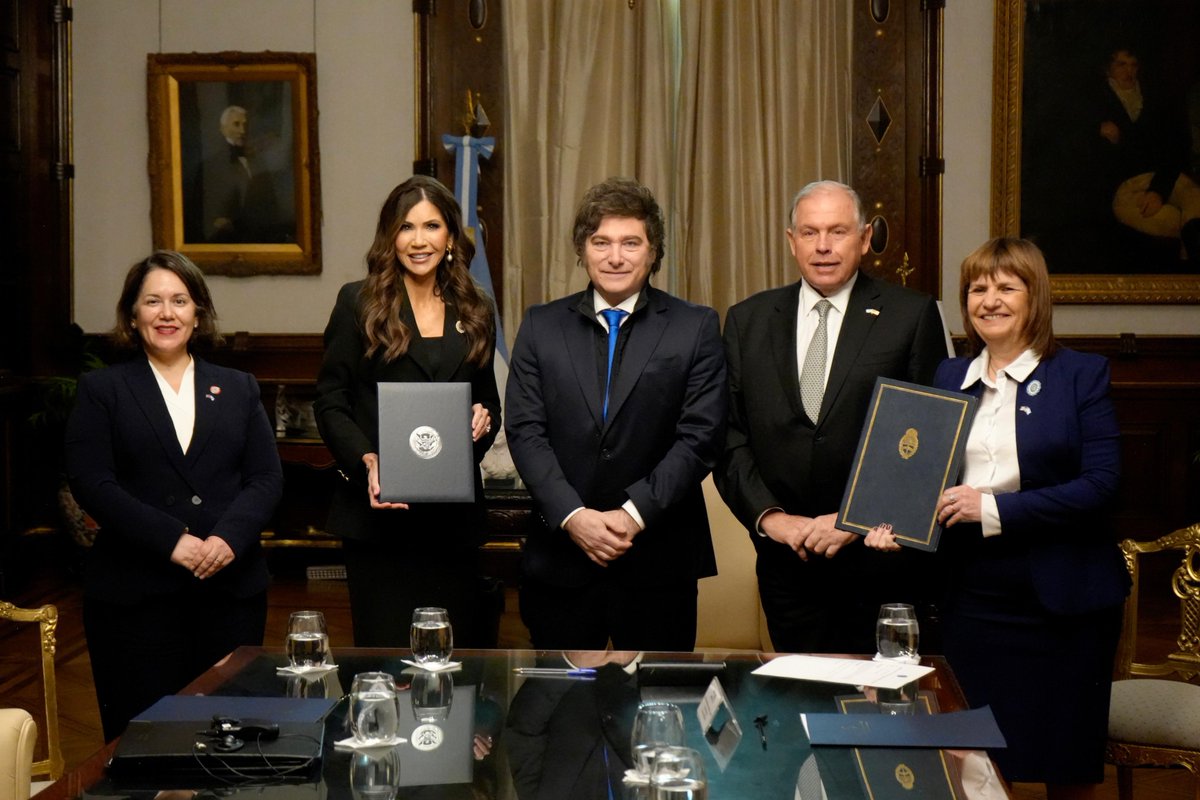 Patricia Bullrich (@patobullrich) on Twitter photo Con el Presidente <a href="/JMilei/">Javier Milei</a> recibimos a Kristi Noem, Secretaria de Seguridad Nacional de los Estados Unidos.
Empezamos el camino para que los argentinos entren a EE.UU. sin visa.
Más libertad, más integración, más intercambio.
Y reforzamos la cooperación para identificar Con el Presidente <a href="/JMilei/">Javier Milei</a> recibimos a Kristi Noem, Secretaria de Seguridad Nacional de los Estados Unidos.
Empezamos el camino para que los argentinos entren a EE.UU. sin visa.
Más libertad, más integración, más intercambio.
Y reforzamos la cooperación para identificar