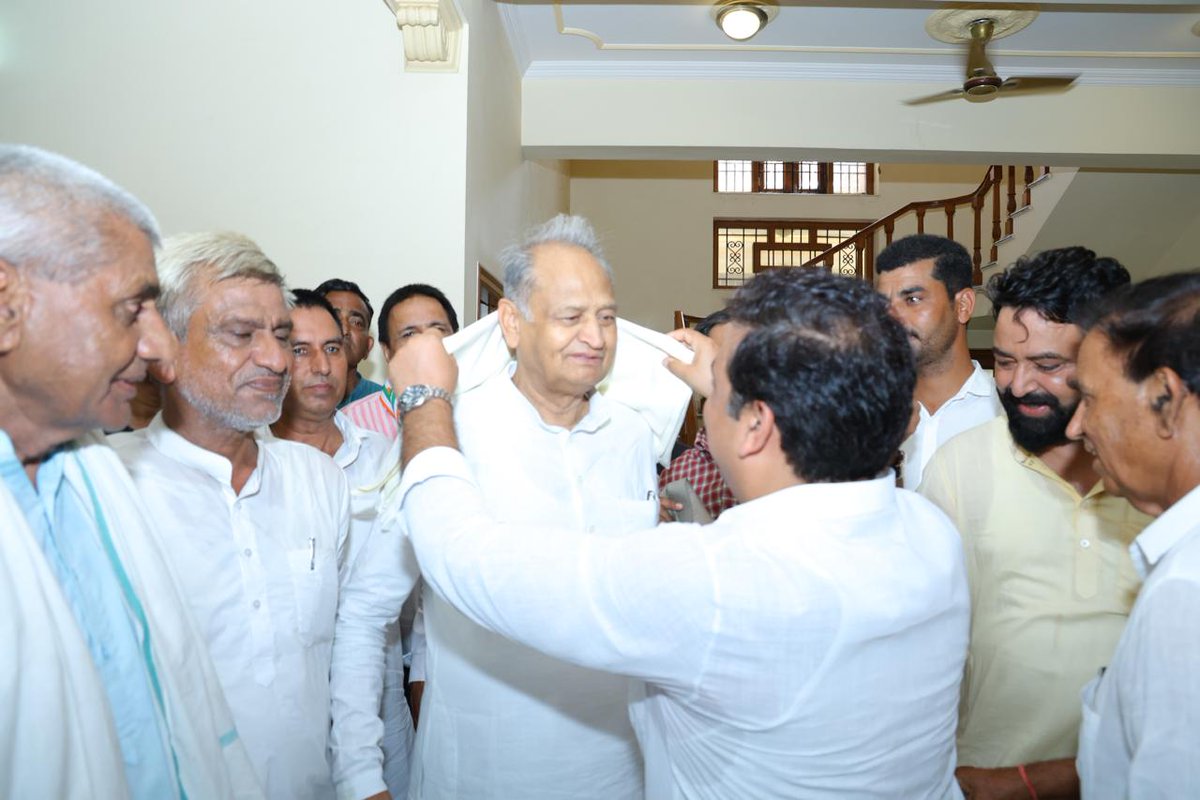 GirirajKhandela's tweet photo. आज दूल्हेपुरा (खण्डेला) में राजस्थान के जननायक पूर्व मुख्यमंत्री श्री अशोक गहलोत जी का कांग्रेस परिवार के कार्यकर्ताओं के साथ स्वागत किया स्वागत कार्यक्रम में उमड़ा विशाल जनसैलाब इस बात का प्रतीक था कि खण्डेला कांग्रेस विचारधारा से गहराई से जुड़ा हुआ है। @ashokgehlot51 @INCIndia https://t.co/2zIuxJ7Cd7
