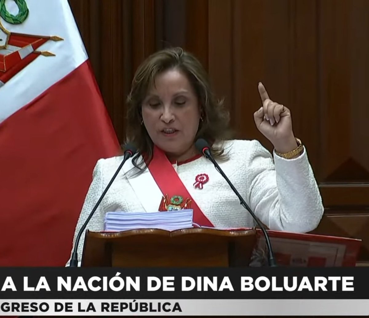 percyfal's tweet photo. Un año después, un par de estiradas, y unos cuantos "tu mamá"... Dina sigue usando ARIAL NEGRITA TAMAÑO 50.

#Mensajealanacion https://t.co/rPuFYNbyCW