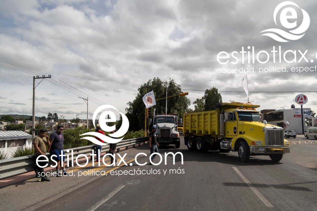 🧿 #Bloqueo ⚠️ #Precaucion 
Esta mañana trabajadores afiliados al CATEM, realizan el bloqueo en la carretera Vía Corta, a la altura de Chiautempan, con sentido al estado de Puebla, Se sabe que  es por el incremento de asaltos que sufren en diversas carreteras del país.